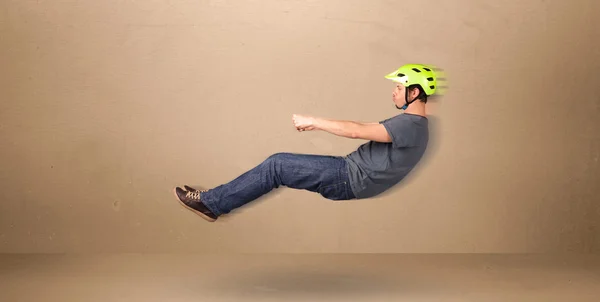 Feliz hombre divertido conduciendo un concepto de coche volador — Foto de Stock