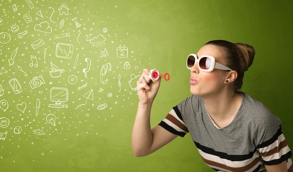 Nettes Mädchen bläst handgezeichnete Mediensymbole und -symbole — Stockfoto