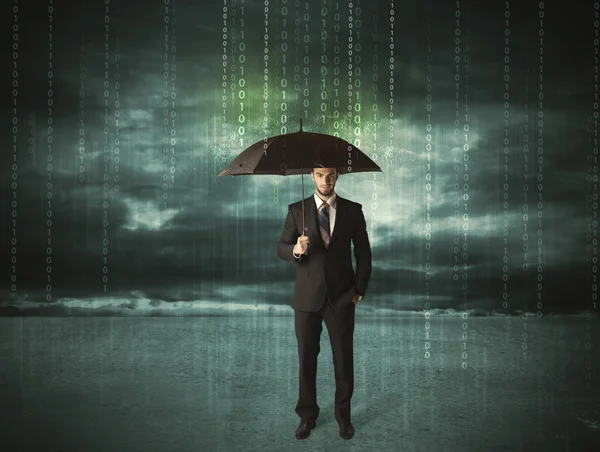 Homme d'affaires debout avec le concept de protection des données parapluie — Photo