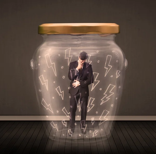 Zakenman in een glazen pot met bliksem tekeningen concept — Stockfoto