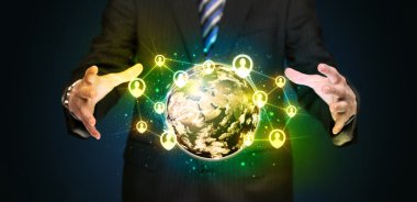 Sosyal medya küresi elinde tutan bir iş adamı