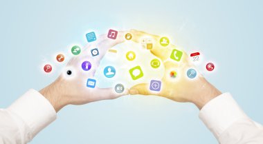 Eller mobil uygulama simgeleri ile bir form oluşturuluyor