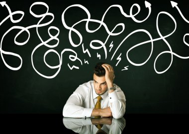 Depresyondaki işadamı çizgili çizgiler altında oturuyor