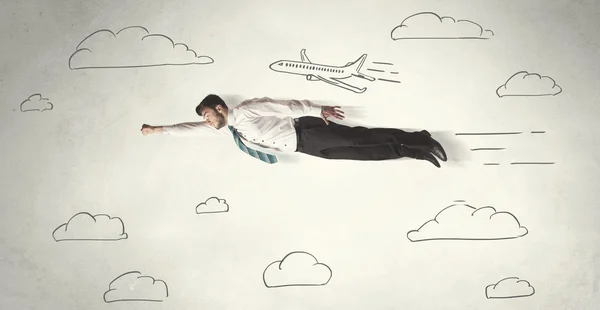 Neşeli iş adamı, gökyüzü bulutları arasında uçuyor. — Stok fotoğraf