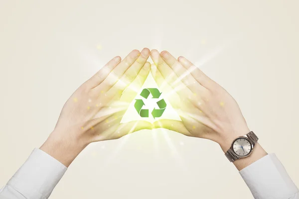 Handen maken van een formulier met recyclingbord — Stockfoto