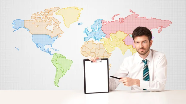 Homem de negócios com fundo colorido mapa do mundo — Fotografia de Stock
