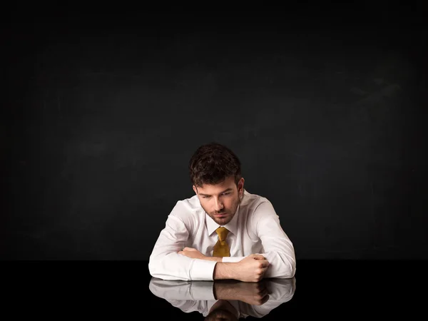 Zakenman zit aan een bureau — Stockfoto