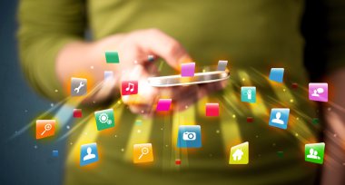 Teknoloji uygulama simgeleriyle akıllı telefon tutan adam