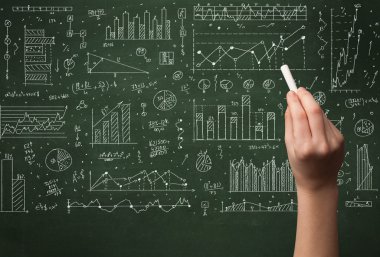 Bir iş adamı tahtaya veri çiziyor