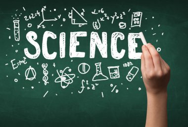 Olgun bilim adamı gemide çizim yapıyor.