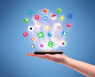 Tablet telefon app simgeleri ile tutan el