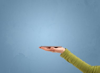 Telefon aygıtı profilden tutuluyor