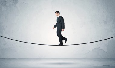 Satış adam sıkı ipe Dengeleme