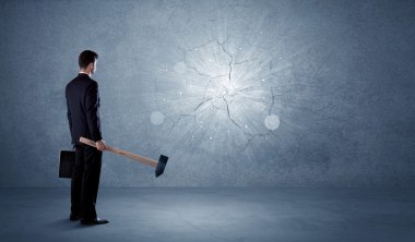 İşadamı çekiçle duvara çarpıyor.