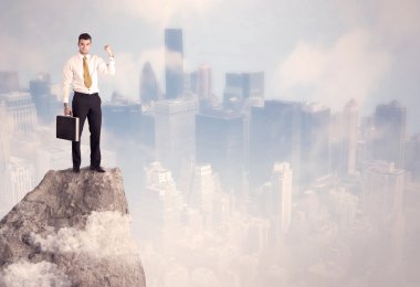 Kazanan şehir işadamı taşın üstünde 