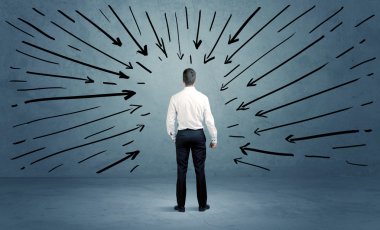 Ayakta duran erkek bir hata yaptı.