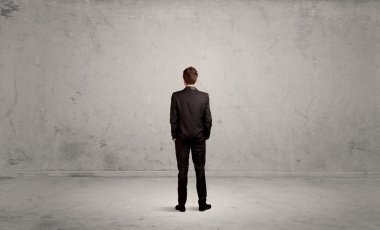 İş adamı boş kentsel alanda kayboldu