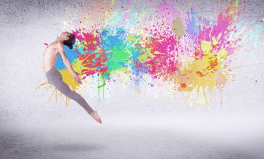 Renkli boyalarla zıplayan modern sokak dansçısı.