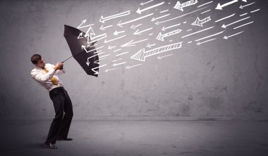 Şemsiyeli ve oklu bir iş adamı ona vuruyor.