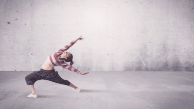 Boş geçmişi olan güzel bir şehir dansçısı.