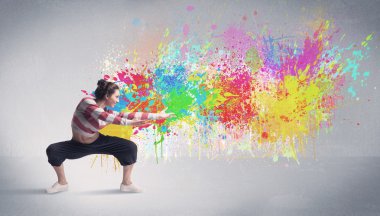 Renkli genç bir sokak dansçısı.