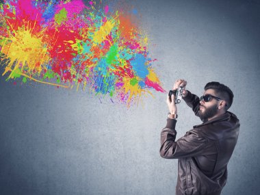 Kamera ve boya sıçratan hippi adam.