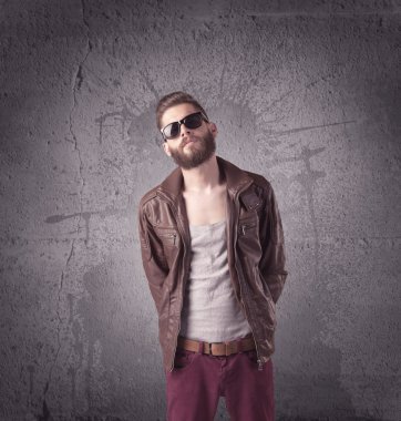 Sakallı ve güneş gözlüklü şık bir erkek.
