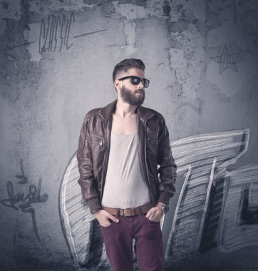 Graffiti duvarında duran manken.