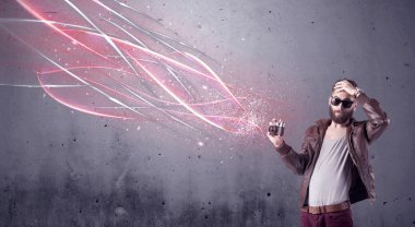 Kamera ve parlak çizgileri olan zarif bir hippi.