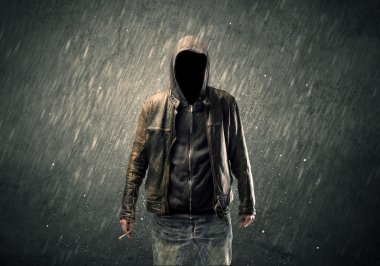 Kapüşonlu hayalet yüzlü adam