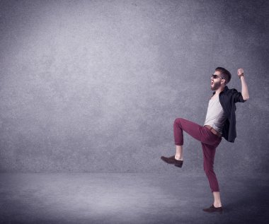 Boş uzayda bağıran manken