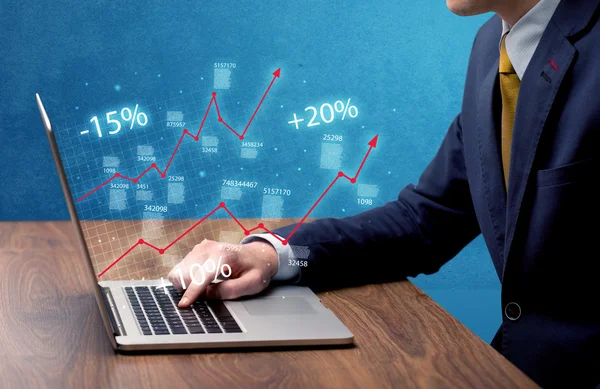 Försäljare som arbetar med grafen med bärbar dator — Stockfoto