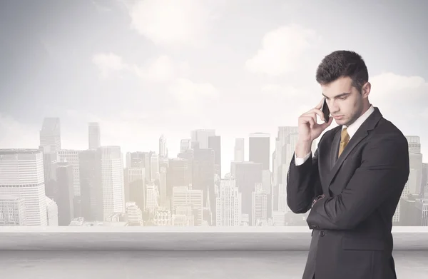 Sales person talking in front of city scape — Stock Photo, Image