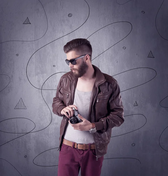 Hipster cara com barba e câmera vintage — Fotografia de Stock