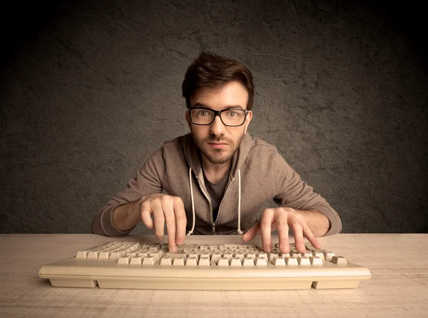 Komputerowy maniak wpisujący na klawiaturze — Zdjęcie stockowe