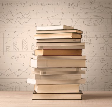 Karalama stilinde yazılmış matematik formülleri olan bir yığın kitap.
