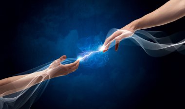 Uzayda parmakları birbirine bağlayan eller