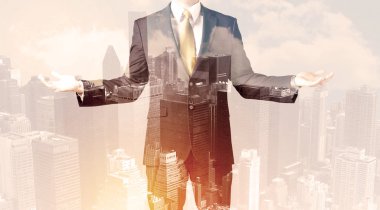 Şehir manzarası örtüşen yakışıklı bir iş adamı.