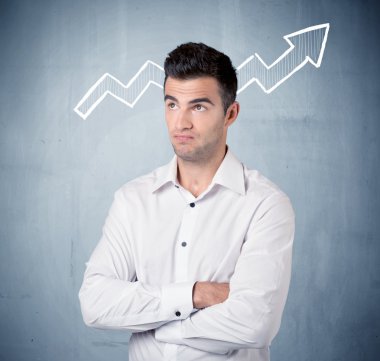 Grafik ok ile gülümseyen iş adamı