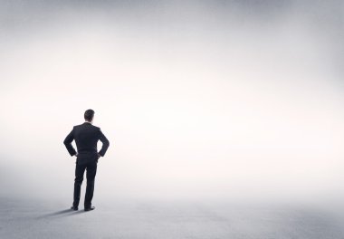 Boş beyaz arkaplanı olan satıcı