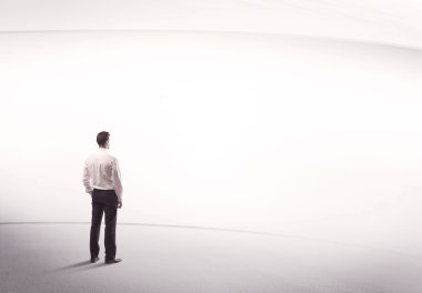 Çantası yerinde duran bir iş adamı.