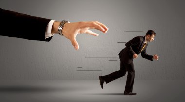 İş adamı büyük bir elden kaçıyor.