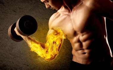 Kaslı vücut geliştirici alevli pazı konseptiyle ağırlık kaldırıyor.