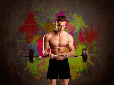 Renkli duvarı ve kilosu olan güçlü bir adam.