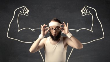 Çekici kasları olan zayıf genç bir adam.