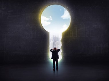 işadamı büyük bir anahtar arıyorum 