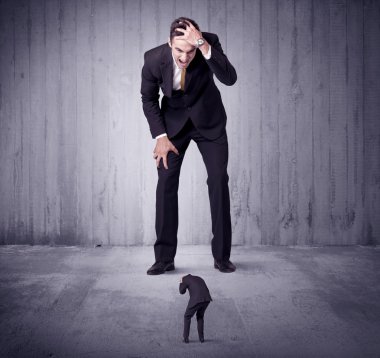 Büyük patron küçük iş adamına lokma atıyor.