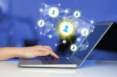 El dizüstü bilgisayar ve Sosyal Medya Icons yakın çekim