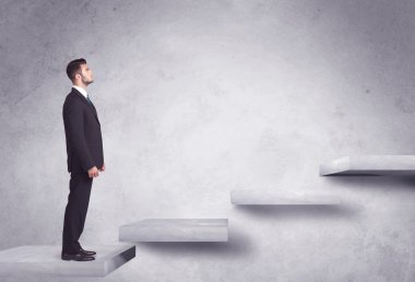 Bir merdiven çıkıyorum