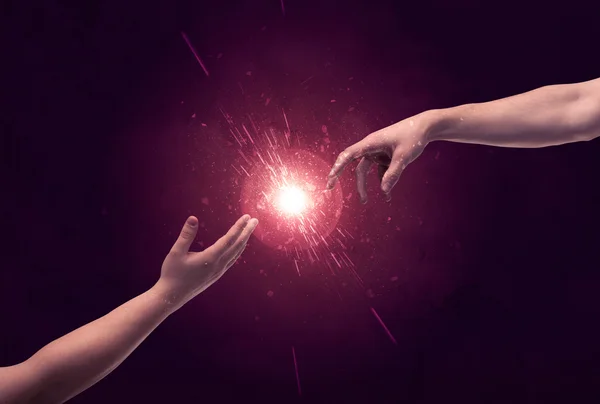 Atingerea mâinilor luminează strălucirea în spațiu — Fotografie, imagine de stoc